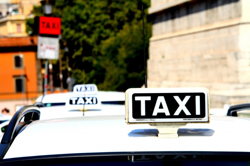 taxis-REGUSSE-min_taxi_auto_rome_road_white-1051610